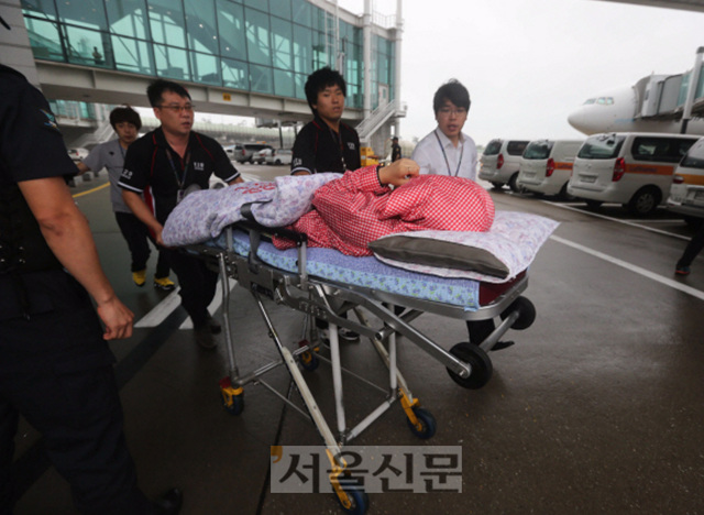 미국 샌프란시스코 국제공항에서 착륙사고가 난 아시아나기의 탑승객이 8일 오후 의료침대에로 앰뷸런스로 향하고 있다. 손형준 boltagoo@seoul.co.kr