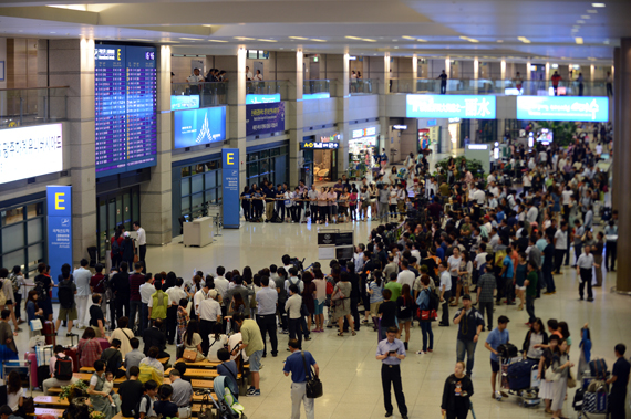 지난 7일(한국시간) 미국 샌프란시스코 공항 착륙 과정에서 사고가 난 아시아나 여객기에 탑승했던 한국인 11명이 8일 오후 인천공항을 통해 귀국한다고 한다. 손진호 기자 nasturu@seoul.co.kr