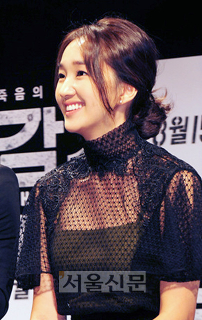 영화 ‘감기’ 제작보고회에는 장혁, 수애, 마동석, 이희준, 김성수감독이 참석해서 배우 수애가 기자들의 질문에 웃고 있다. 장고봉PD goboy@seoul.co.kr