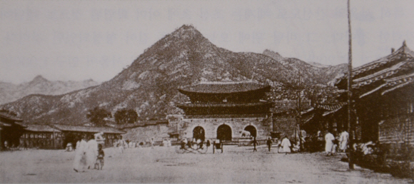 1900년대 초 광화문 육조거리. 폭 50m가 넘는 큰길 좌우 육조건물을 둘러싼 긴 행랑이 고색창연하다. 서울의 길:서울특별시 시사편찬위원회 제공
