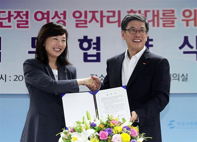 23일 서울 중구 여성가족부 청사에서 조윤선(왼쪽) 여성부 장관과 하성민 SK텔레콤 사장이 ‘경력 단절 여성 일자리 확대를 위한 민·관 협력 업무협약’을 체결한 뒤 악수를 나누고 있다. SK텔레콤 제공