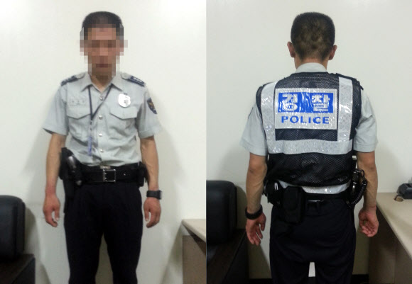 서울 서초경찰서는 경찰 행세를 하며 포장마차와 노점상에서 갈취를 일삼은 혐의(상습공갈 등)로 전모(36)씨에 대해 구속영장을 신청했다고 24일 밝혔다. 전씨는 남대문시장 등지에서 구입한 경찰 근무복, 장난감 권총, 무전기, 수갑 등을 착용하고 범행을 저질렀다. 사진은 경찰 근무복을 착용한 피의자 전씨. 서초경찰서 제공