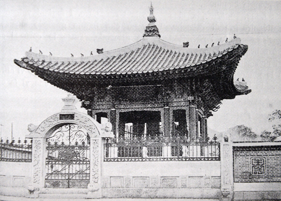기념비전의 어제와 오늘. 1910년대 것으로 보이는 원형 그대로의 기념비전과 현재의 비전을 비교해 보면 부실 복원이 여실히 드러난다. 어처구니가 놓인 추녀 처마와 만세문을 둘러싼 꽃담, 철제 틀이 어디론가 사라져 비전의 위엄이 옹색해졌다. 꼭대기 절병통 모양도 다르다. 서울시 제공