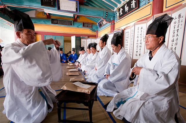 전남 장성군 필암서원에서 제관들이 제례를 앞두고 엄숙한 표정으로 앉아 있다. 호남 지역의 대표 서원이자 하서 김인후 선생을 모신 곳으로, 조선 후기 대원군의 서원 철폐령 속에서도 살아남아 의병의 거점이 됐다. 국립문화재연구소 제공