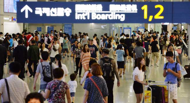 본격적인 여름휴가철을 맞아 인천국제공항 출국장이 해외여행을 떠나는 여행객들로 붐비고 있다. 손형준기자 boltagoo@seoul.co.kr
