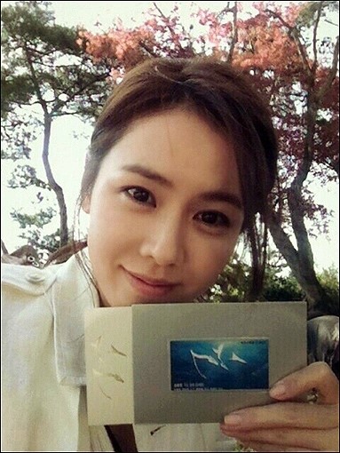 손예진 인증샷 KBS2 월화미니시리즈 ‘상어’가 1000명의 상어 서포터즈를 위한 상어 서포터즈 NFC 카드의 발송을 시작하며 주연 배우인 김남길과 손예진의 인증샷을 공개했다. 에넥스텔레콤 제공