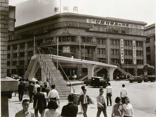 한국은행과 신세계백화점을 잇는 육교가 1966년 6월 완공돼 개통을 앞두고 있다. 서울시 제공