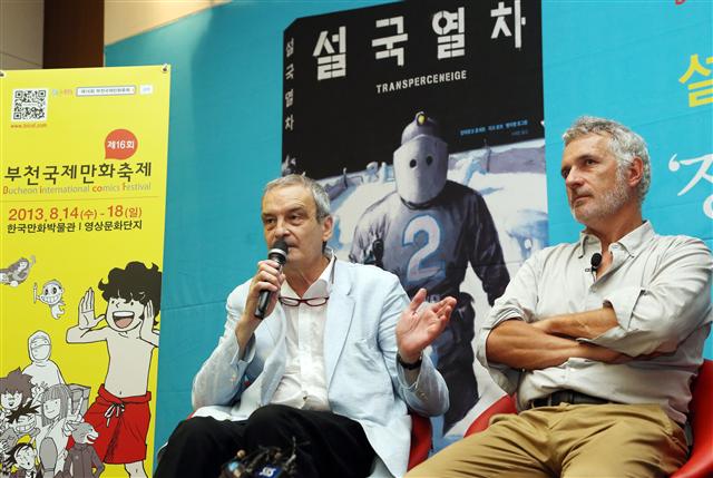 영화 ‘설국열차’의 원작만화에서 각각 글과 그림을 맡았던 뱅자맹 르그랑(왼쪽)과 장 마르크 로셰트가 15일 경기 부천시 원미구 상동 한국만화영상진흥원에서 열린 기자회견에서 질문에 답하고 있다. 그동안 세 차례 영화화 제의를 받았다는 이들은 “제2의 창작자에 의해 작품이 새롭게 표현되는 것을 바라보는 건 큰 기쁨”이라고 말했다. 부천국제만화축제 제공