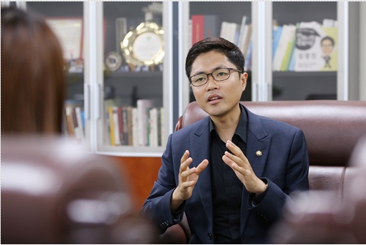 김광진 민주당 의원이 지난 7월 국회 의원회관에서 서울신문 기자와 만나 인터뷰를 갖고 있다. 사진 김광진 의원실 제공