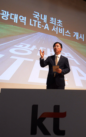2일 서울 광화문 KT 올레스퀘어에서 표현명 KT T&C부문 사장이 ‘광대역 롱텀에볼루션 어드밴스트(LTE-A)’ 서비스에 대해 설명하고 있다. 이언탁기자 utl@seoul.co.kr