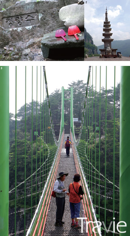 청량산은 물이 풍부한 산이다. 청량사 석탑. 해발 800m 높이에 설치된 청량산 하늘다리.