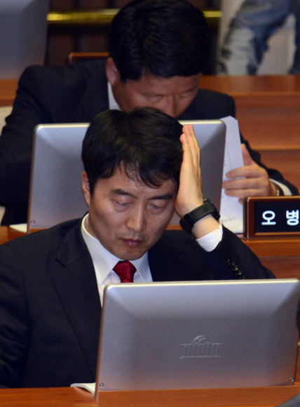 이석기 통합진보당 의원이 4일 오후 국회에서 열린 본회의에 참석해 안건을 지켜보고 있다. 안주영 기자 jya@seoul.co.kr