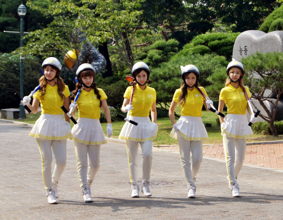 5인조 걸그룹 크레용팝이 히트곡 ‘’빠빠빠’의 새 뮤직비디오 << 소니뮤직코리아 제공 >>