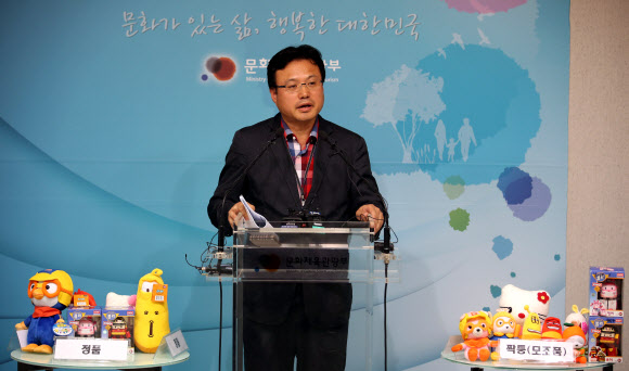 문체부, 불법 캐릭터 복제물 합동단속 실시 최원일 문화체육관광부 저작권보호과장이 10일 오전 서울 종로구 와룡동 문화체육관광부 기자실에서 불법 캐릭터 복제물 유통 근절을 위한 정부 합동단속 계획을 설명하고 있다. 문화체육관광부는 특허청, 관세청 등과 함께 상시협의체를 구성하고 한국콘텐츠진흥원, 캐릭터 관련 협회 및 저작권자 등과 주요 캐릭터별 단속팀을 구성, 주요 시장, 고속도로 휴게소 등을 대상으로 2~3개월 단위 순환 단속을 실시할 계획이다.  연합뉴스