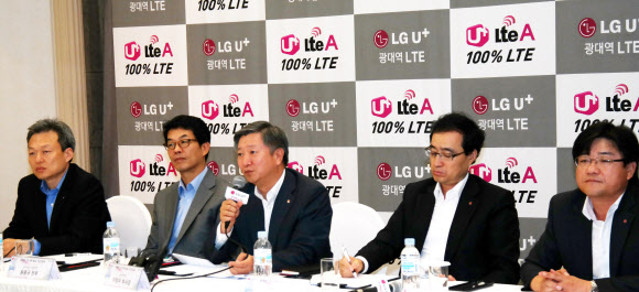 12일 서울 중구 태평로 한국프레스센터에서 열린 LG유플러스의 ‘풀 광대역 롱텀에볼루션(LTE)’ 관련 기자회견장에서 이창우(오른쪽에서 세번째) SC본부장과 각 분야 임원들이 향후 광대역 LTE 네트워크 구축 방안 및 서비스 향상 계획에 대해 발표하고 있다. 연합뉴스