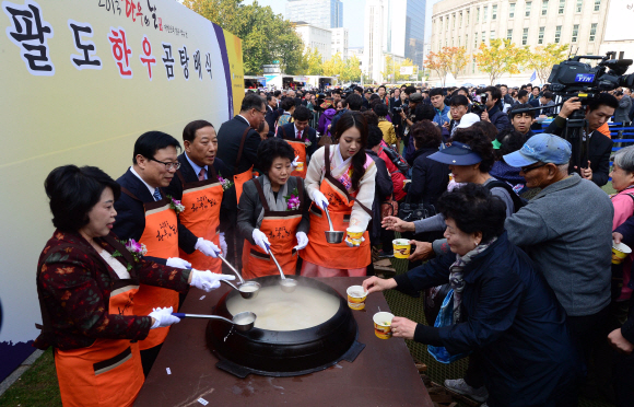 제6회 ‘한우의 날’ 행사가 1일 서울광장에서 열렸다. 이동필(왼쪽에서 두 번째) 농림축산식품부 장관이 ‘팔도 한우곰탕’을 시민들에게 나눠주고 있다. ‘한우, 오천만 대한민국의 힘을 모으다’를 슬로건으로 내건 이 행사는 농협중앙회와 전국한우협회가 공동 주최하고 농식품부, 서울시, 한우자조금관리위원회 등이 후원했다. 정연호 기자 tpgod@seoul.co.kr