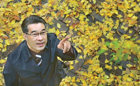 지난 5일 서울 덕수궁 돌담길에서 만난 이승호 박사가 흩어진 낙엽 위에 서서 떨어지는 가로수 잎을 바라보며 낙엽 재활용의 중요성을 설명하고 있다. 낙엽은 자연에서 온 물질이므로 자연으로 돌려보내 줘야 한다고 강조한다. 정연호 기자 tpgod@seoul.co.kr