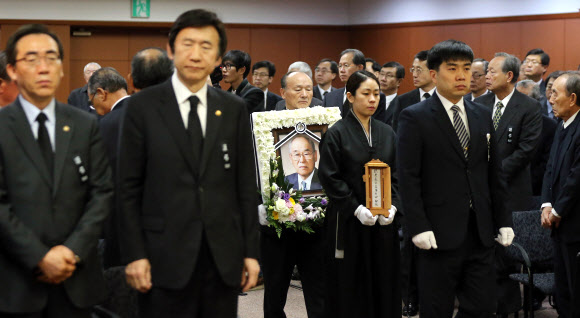 윤병세(왼쪽 두번째) 외교부 장관이 14일 서울 송파구 풍납동 서울아산병원 장례식장에서 거행된 고(故) 박동진 전 외무부 장관의 영결식에 참석하기 위해 영정을 든 유가족 등과 함께 식장으로 들어서고 있다. 연합뉴스