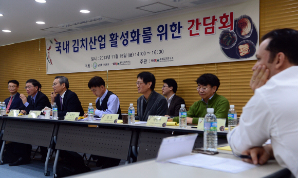 지난 15일 서울 강남구 대치동 한국문화의집에서 열린 ‘국내 김치 산업 활성화를 위한 간담회’에서 국내외 전문가들이 김치 산업의 미래에 대해 열띤 토의를 하고 있다. 정연호 기자 tpgod@seoul.co.kr
