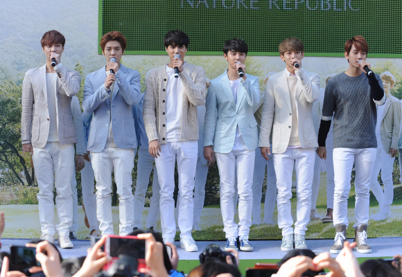 엑소(EXO) 팬사인회 레이(왼쪽부터), 루한, 카이, 디오, 첸, 백현