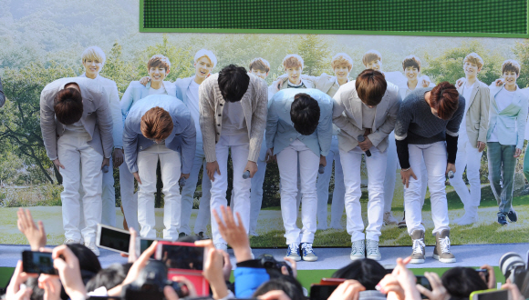 엑소(EXO) 팬사인회 레이(왼쪽부터), 루한, 카이, 디오, 첸, 백현