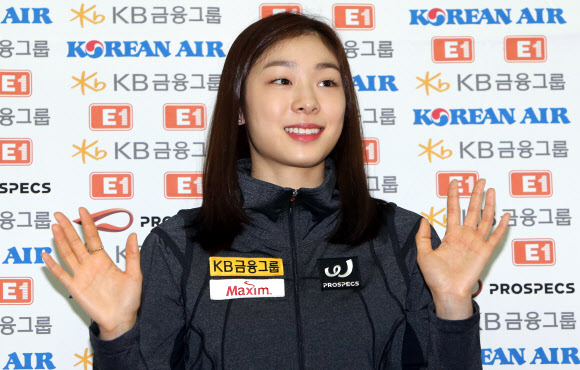 김연아가 오는 6일 크로아티아에서 막을 올리는 내년 소치동계올림픽 리허설 무대인 ‘골든 스핀 오브 자그레브’에 출전하기 위해 3일 인천공항을 통해 출국하면서 취재진 등에게 손을 흔들고 있다. 연합뉴스