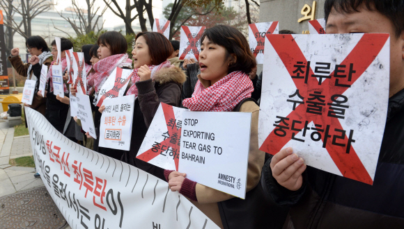 국제앰네스티 한국지부와 참여연대 등 국내 인권·시민단체 회원들이 4일 서울 종로구 외교부 청사 앞에 모여 최루탄 수출 중단을 촉구하는 피켓을 들고 구호를 외치고 있다. 손형준 기자 boltagoo@seoul.co.kr