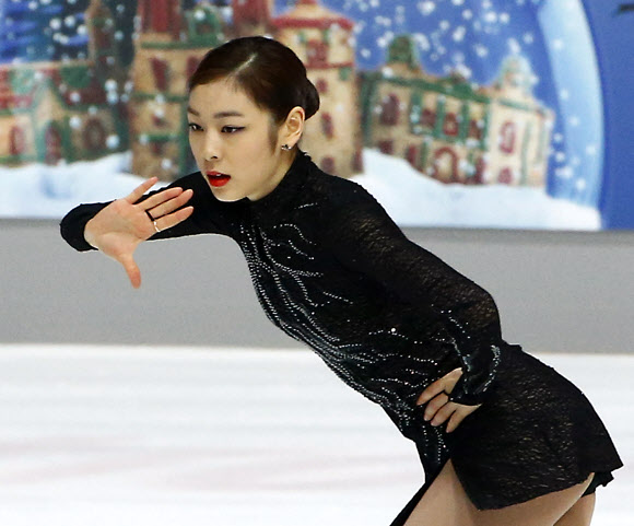 김연아가 8일 오전 크로아티아 자그레브의 돔 스포르토바 빙상장에서 열린 ’골든 스핀 오브 자그레브’ 대회 여자 싱글 프리스케이팅에서 ’아디오스 노니노(Adios Nonino)’를 선보이고 있다. 연합뉴스