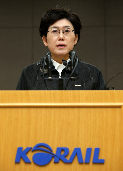 단호한 표정의 최연혜 코레일 사장 철도노조 파업 7일째를 맞은 15일 서울 봉래동 코레일 서울본부에서 최연혜 코레일 사장이 파업과 관련한 브리핑을 하고 있다. 연합뉴스