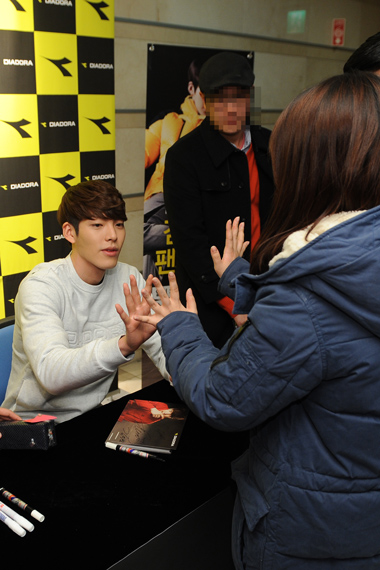 김우빈 팬사인회