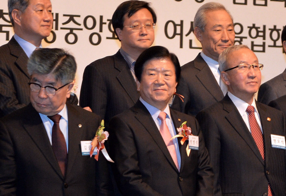 3일 오전 서울 중구 소공동 롯데호텔에서 열린 ‘2014년 범금융기관 신년인사회’에서 참석자들이 기념촬영을 하고 있다. 앞줄 오른쪽부터 현오석 부총리 겸 기획재정부 장관, 박병석 국회 부의장, 김중수 한국은행 총재. 두 번째 줄 오른쪽부터 김종훈 새누리당 의원, 김문호 전국금융산업노동조합위원장, 김규복 생명보험협회장.