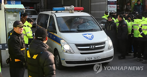 지난 4일 경찰에 체포된 철도노조 서울지역 본부 간부를 태운 호송차가 건물 주차장을 빠져나와 경찰서로 향하고 있다. << 연합뉴스 DB >>