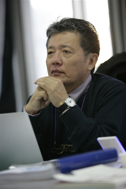 ‘한국 근대 미술을 빛낸 그림들’을 펴낸 정준모 미술평론가. 그는 “국내 미술계가 침체의 길을 걷는 이유는 명품 편식증에 걸려 다양성을 상실했기 때문”이라고 말했다.
