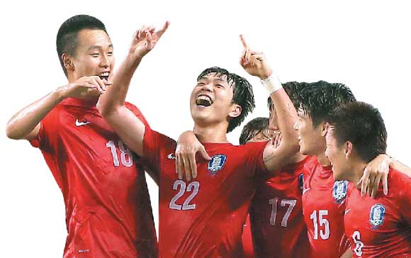 11일 오후 서울 성산동 서울월드컵경기장에서 열린 2014 브라질월드컵 아시아지역 최종예선 7차전 대한민국과 우즈베키스탄의 경기. 센터링을 올려 상대 자책골을 만들어낸 김영권이 동료들과 환호하고 있다. 연합뉴스