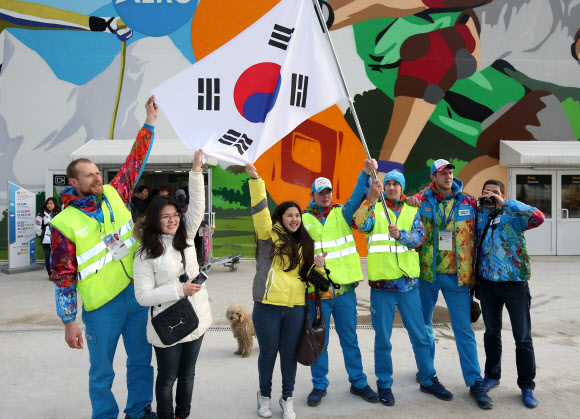 2014 소치 동계올림픽에 참가하는 대한민국 선수단 본진이 1일 오후(현지시간) 러시아 소치국제공항을 통해 입국했다. 현지 자원봉사자들과 소치 시민들이 대형 태극기를 들고 한국 선수단을 응원하고 있다. 오는 7일부터 23일까지 열리는 이번 동계올림픽에 선수 64명과 임원 49명 등 총 113명의 선수단을 보낸 우리나라 대표팀은 금메달 4개 이상을 획득해 3회 이상 세계 10위권 진입을 목표로 하고 있다. 연합뉴스