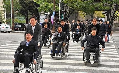 부산시 교통국 공무원 40여명이 지난해 4월 20일 ‘2013 장애인의 날 주간’을 맞아 휠체어 체험 행사를 하고 있다. 이 행사는 장애인에 대한 인식 개선과 불편사항 체험을 위해 마련됐다. 서울신문 포토라이브러리