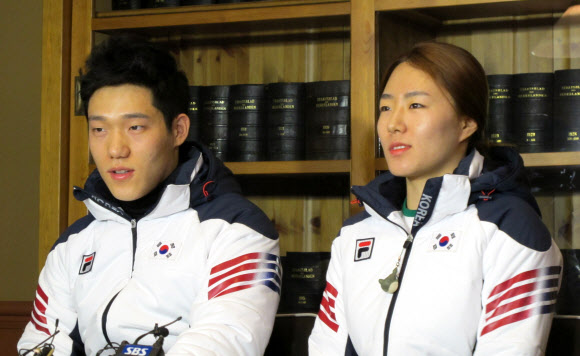 스피드스케이팅 대표 이상화(오른쪽)와 모태범이 30일(현지시간) 네덜란드 헤렌벤 전지훈련지에서 인터뷰하고 있다. 연합뉴스