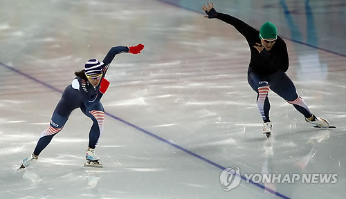 이상화, 모태범과의 대결 2014 소치 동계올림픽에 출전하는 대한민국 스피드스케이팅 대표팀의 이상화가 4일 러시아 소치 해안클러스터 아들레르 아레나에서 모태범과 함께 스타트훈련을 하고 있다. 연합뉴스