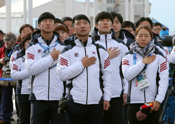 이규혁과 이상화 등 소치 동계올림픽 국가대표 선수들이 5일 오후 러시아 소치 올림픽빌지리 국기광장에서 열린 대표팀 입촌식에서 국기에 대한 경례를 하고 있다. 연합뉴스