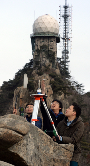 기상청 예보관들이 관악산기상관측소 주변에서 기상장비를 이용한 습도, 풍향, 풍속 등의 기상현상을 관측하고 있다. 예보관들은 각종 관측 자료와 대기과학을 이용하여 현재의 기상 상황을 분석하고 일기도를 작성하며 날씨 예보를 하는 사람들이다.