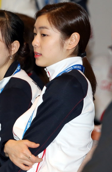 김연아, ‘조 추첨 괜찮은 걸까’ 제22회 러시아 소치 동계올림픽에 출전한 ‘피겨 여왕’ 김연아(가운데)가 17일 오전(현지시간) 소치 해안 클러스터 아이스버그 컨퍼런스 룸에서 열린 피겨스케이팅 쇼트 프로그램 조 추첨을 마친 뒤 자리에 앉아 생각에 잠겨 있다. 연합뉴스