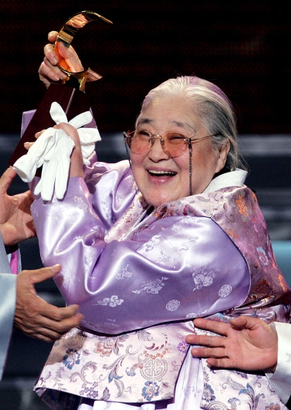 지난 17일 세상을 떠난 배우 황정순은 1940년대 초부터 1980년대 말까지 약 50년간 배우로 활동하며 한국의 어머니상을 구현한 영화계의 ‘영원한 어머니’였다. 사진은 지난 2004년 12월 서울 리틀앤젤스회관에서 열린 대한민국영화대상 시상식에서 공로상을 받은 원로영화배우 황정순씨. 연합뉴스