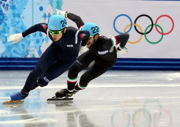 <올림픽> 역주하는 이한빈 대한민국 쇼트트랙 대표팀의 이한빈이 18일 러시아 소치 해안클러스터의 아이스버그 스케이팅 팰리스에서 열린 2014 소치 동계올림픽 쇼트트랙 남자 500m 예선에서 역주하고 있다. 연합뉴스