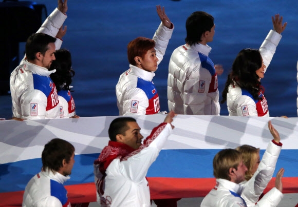 24일 오전(한국시간) 러시아 소치 해안클러스터의 피시트 올림픽 스타디움에서 열린 2014 소치 동계올림픽 폐막식에서 러시아 쇼트트랙 대표팀의 빅토르 안(한국명 안현수)이 러시아 국기를 들고 입장하고 있다. 연합뉴스