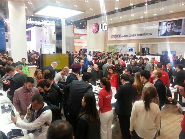 24일 스페인 바르셀로나에서 개막한 ‘모바일 월드 콩그레스 2014’(MWC 2014) 행사장을 찾은 관람객들이 LG전자 부스에 전시된 G프로2 등 LG의 전략 스마트폰을 구경하고 있다. LG전자 제공