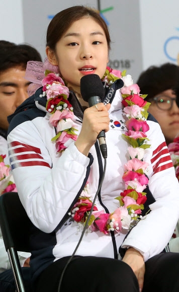 25일 오후 인천국제공항에서 열린 제22회 소치동계올림픽 대한민국 선수단 해단식에서 김연아 선수가 취재진의 질문에 답하고 있다. 연합뉴스