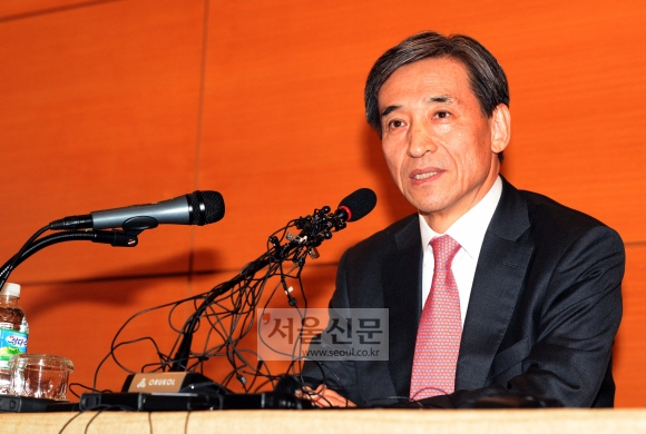 이주열 한국은행 총재 후보자가 3일 서울 중구 소공동 한국은행 별관에서 열린 기자회견에서 입장을 발표하고 있다. 정연호 기자 tpgpd@seoul.co.kr