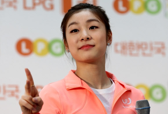 김연아, 팬들과 함께 가위바위보 김연아가 4일 오전 서울 영등포구 타임스퀘어 아트리움센터에서 열린 자신의 귀국 환영회에서 팬들과 함께 레크레이션을 하고 있다. 연합뉴스