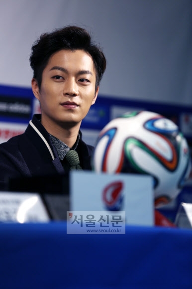 20일 K리그 홍보대사로 위촉된 아이돌 그룹 비스트의 윤두준.  한국프로축구연맹 제공