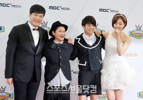 19일 오후 경기도 고양시 일산동구 빛마루 방송지원센터에서 열린 MBC뮤직 ‘쇼 챔피언’ 100회 특집 방송에 앞서 MC 신동, 김신영, 엠버, 은정(왼쪽부터)이 포토타임을 갖고 있다.